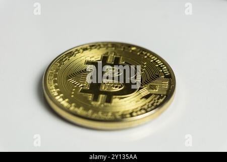 Makrofoto die Kryptowährung goldener Bitcoin isoliert auf weißem Hintergrund. Das Konzept der virtuellen internationalen Währung und des Internets Stockfoto