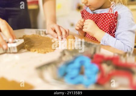 Mit der Familie backen, Mutter und Tochter selbst gebackene Kekse in einer Küche Stockfoto