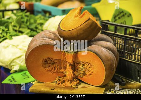Satz von orange Kürbisse auf Holz flach freien Speicherplatz. Frisch Kürbisse auf Holztisch, Land Herbst Hintergrund. Saisonale, Ernte, Herbst, organische fo Stockfoto