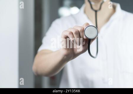 Nahaufnahme eines männlichen Arztes mit Stethoskop im Krankenhaus. Medizinisches Konzept mit Kopierraum Stockfoto