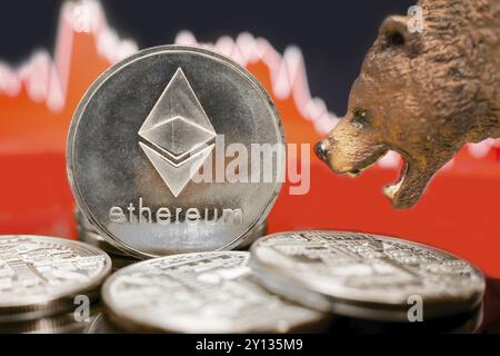 Ethereum mit einem roten Tablettentropfen. Preiscrash- und Bären-Markttrend-Konzept Stockfoto