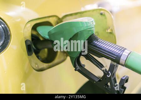 Nahaufnahme des Autos an der Tankstelle, das mit Kraftstoff gefüllt ist Stockfoto