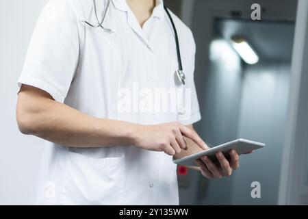 Nahaufnahme eines männlichen Arztes mit Stethoskop im Krankenhaus. Medizinisches Konzept mit Kopierraum Stockfoto