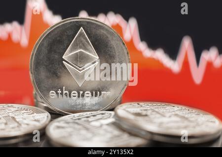 Ethereum mit einem roten Tablettentropfen. Preiscrash- und Bären-Markttrend-Konzept Stockfoto