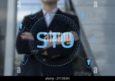 Foto von Sicherheitstoken mit STO cryptocurrency und blockchain Konzept, Geschäftsmann drücken virtuelle Grafiken auf virtuellen Bildschirmen Stockfoto
