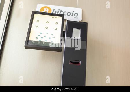 Bitcoin ATM Maschine in einem Geschäft Gebäude für den Kauf cryptocurrency und andere altcoins Stockfoto