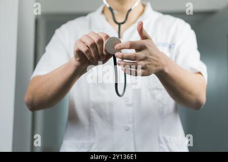Nahaufnahme eines männlichen Arztes mit Stethoskop im Krankenhaus. Medizinisches Konzept mit Kopierraum Stockfoto