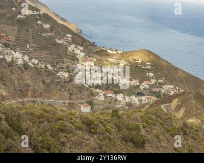 Bergdorf an einer steilen Küste, umgeben von grünen Hängen und gewundenen Straßen, teneriffa, kanarischen Inseln, spanien Stockfoto