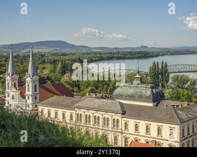 Stadt mit markanten Kirchtürmen, Brücke über den Fluss und umliegende Natur, von oben gesehen, szentendere, Donau, Ungarn, Europa Stockfoto