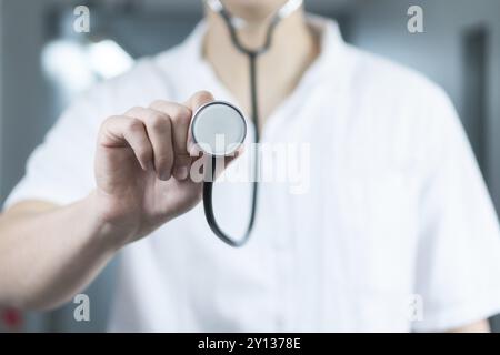 Nahaufnahme eines männlichen Arztes mit Stethoskop im Krankenhaus. Medizinisches Konzept mit Kopierraum Stockfoto