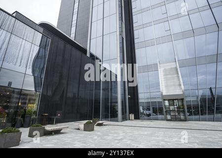Panoramablick und perspektivische Sicht auf Hochhäuser aus Stahlblau-Glas, Industriearchitektur Stockfoto