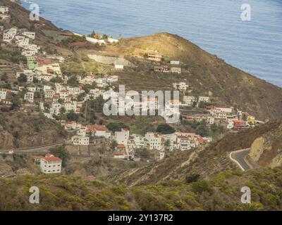 Bergdorf an der Küste mit gewundenen Straßen und verstreuten Häusern entlang des Hügels, teneriffa, kanarischen Inseln, spanien Stockfoto