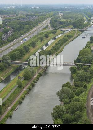 Aus der Vogelperspektive auf einen breiten Flusslauf mit vielen Brücken, umgeben von grüner Vegetation und nahegelegenen Straßen, Oberhausen, Ruhrgebiet, Deutschland, Europa Stockfoto