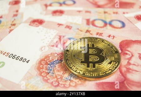 Kryptowährungskonzept, Ein Bitcoin mit Chinecewährung RMB, Renminbi Stockfoto