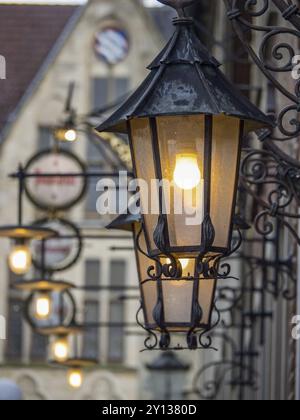 Nahaufnahme beleuchteter Straßenlaternen an den historischen Gebäuden einer Stadt, billerbeck, münsterland Stockfoto