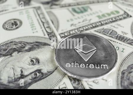 Silbernes Ethereum-Makrofoto auf 100-Dollar-Scheinen Stockfoto