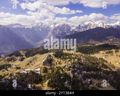 Velika Planina Alpine Wiese, Drohnenfoto der wunderschönen Natur an einem sonnigen Tag Stockfoto