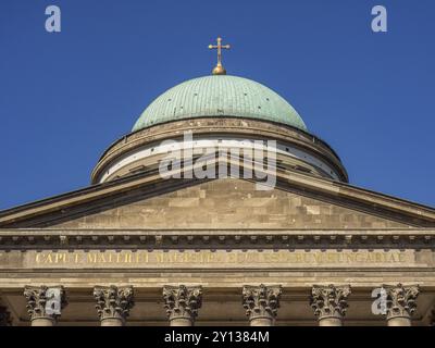 Detaillierte Ansicht des Kirchturms mit grüner Kuppel und goldenem Kreuz auf einem Ebenen Himmelsgrund, szentendere, Donau, Ungarn, Europa Stockfoto