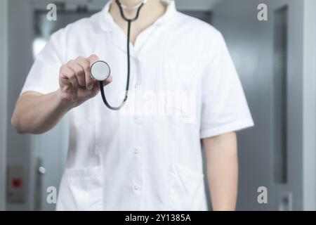 Nahaufnahme eines männlichen Arztes mit Stethoskop im Krankenhaus. Medizinisches Konzept mit Kopierraum Stockfoto