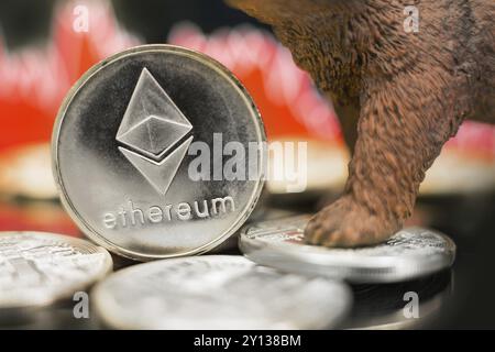 Ethereum mit einem roten Tablettentropfen. Preiscrash- und Bären-Markttrend-Konzept Stockfoto