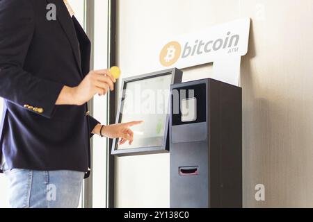 Bitcoin Geldautomaten durch Unternehmer für den Kauf cryptocurrency und andere altcoins verwendet Stockfoto