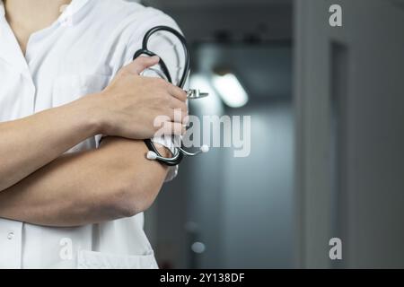 Nahaufnahme eines männlichen Arztes mit Stethoskop im Krankenhaus. Medizinisches Konzept mit Kopierraum Stockfoto