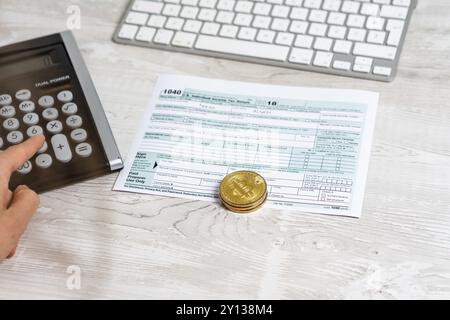 Sicht Foto von Frau Berechnung und füllen uns Steuerformular neben Computer Tastatur und Steuerformular 1040. 15. April 2019 Steuer Tag Stockfoto