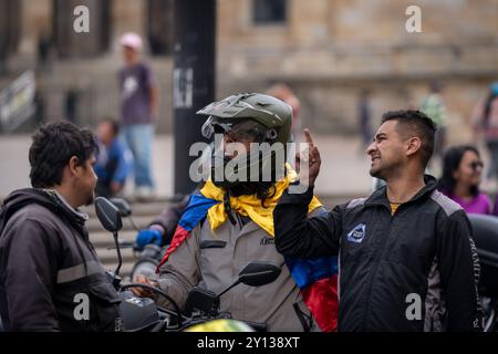 Bogota, Kolumbien. September 2024. Motorradfahrer nehmen an einer Demonstration vor dem kolumbianischen Kongress Teil, während Trucker und andere Gruppen am 4. September 2024 einen dritten Tag der Proteste gegen den Anstieg der Kraftstoffpreise in Bogota, Kolumbien, erreichen. Foto: Brandon Pinto/Long Visual Press Credit: Long Visual Press/Alamy Live News Stockfoto