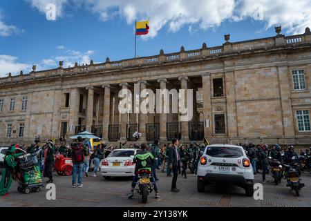 Bogota, Kolumbien. September 2024. Motorradfahrer nehmen an einer Demonstration vor dem kolumbianischen Kongress Teil, während Trucker und andere Gruppen am 4. September 2024 einen dritten Tag der Proteste gegen den Anstieg der Kraftstoffpreise in Bogota, Kolumbien, erreichen. Foto: Brandon Pinto/Long Visual Press Credit: Long Visual Press/Alamy Live News Stockfoto