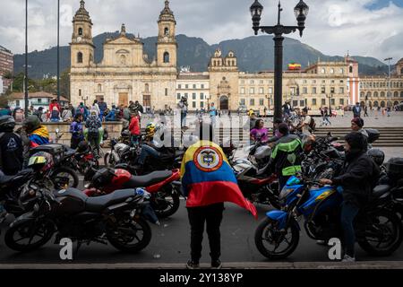 Bogota, Kolumbien. September 2024. Motorradfahrer nehmen an einer Demonstration vor dem kolumbianischen Kongress Teil, während Trucker und andere Gruppen am 4. September 2024 einen dritten Tag der Proteste gegen den Anstieg der Kraftstoffpreise in Bogota, Kolumbien, erreichen. Foto: Brandon Pinto/Long Visual Press Credit: Long Visual Press/Alamy Live News Stockfoto