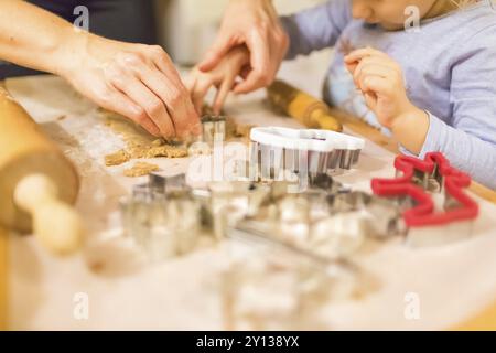 Mit der Familie backen, Mutter und Tochter selbst gebackene Kekse in einer Küche Stockfoto