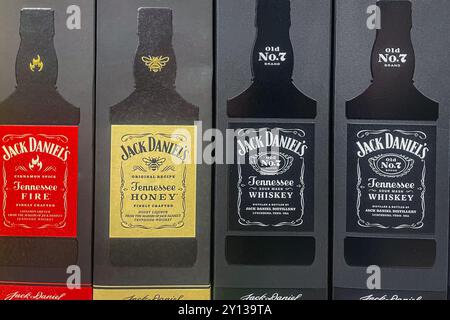 Sao Paulo, Brasilien, 4. September 2024. Eine andere Art von Jack Daniels Kisten, in einem Regal in einem Supermarkt in Brasilien. Stockfoto