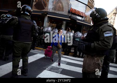 Buenos Aires, Argentinien. September 2024. Demonstranten protestieren gegen das Veto von Präsident Javier Milei gegen die jüngste Rentenreform am 4. September 2024 in Buenos Aires, Argentinien. (Foto: Francisco Loureiro/SIPA USA) Credit: SIPA USA/Alamy Live News Stockfoto