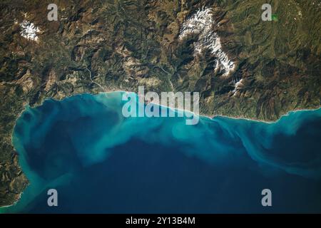 Italien. Februar 2024. Ein Astronaut an Bord der Internationalen Raumstation fotografierte Städte entlang der tyrrhenischen Küste Italiens. Das Bild zeigt eine Mischung von Farbtönen, die vom hellen Wasser des Golfs von Policastro, einem Einlass des Tyrrhenischen Meeres, bis zu dunkleren Tönen des bergigen Geländes im Südwesten Italiens reichen. Die Landschaft Mittel- und Süditaliens ist aufgrund des Apennins, einer Gebirgskette, die sich vom Mittelitalien bis zur Küste in der Nähe des Golfs von Policastro erstreckt, zerklüftet. Die Nähe zur Küste und den Bergen führt zu einem weiten Bereich Stockfoto