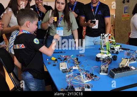 4. September 2024, Sao Lourenco da Mata, Pernambuco, Brasilien: Sao Lourenco da Mata (PE), 04/2024 - TECHNOLOGIE/EVENTS/NORTHEAST - Bewegung während der Eröffnung der Campus Party Nordeste, einer Wissenschafts-, Technologie- und Innovationsveranstaltung, die bis nächsten Sonntag in der Arena Pernambuco in der Metropolregion Recife stattfindet. YouTuber Felipe Castanhari hielt den Eröffnungsvortrag. (Foto: Leandro Chemalle/Thenews2/Zumapress) (Credit Image: © Leandro Chemalle/TheNEWS2 via ZUMA Press Wire) NUR REDAKTIONELLE VERWENDUNG! Nicht für kommerzielle ZWECKE! Stockfoto