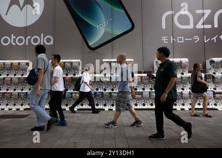 Tokio, Japan. September 2024. Fußgänger laufen an Gachapon-Maschinen in Akihabara vorbei. Quelle: SOPA Images Limited/Alamy Live News Stockfoto