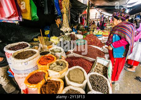 Gewürze, Stadtmarkt, Santa María Nebaj, Departement El Quiché, Guatemala, Zentralamerika. Stockfoto