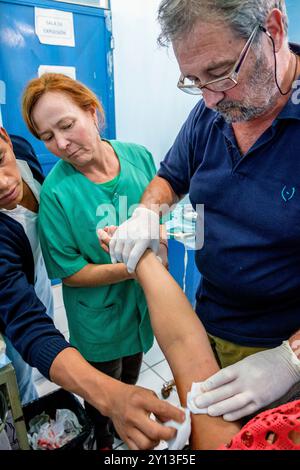 Entfernung von hormonellen Verhütungsmitteln, Lancetillo Gesundheitszentrum, La Parroquia, Quiche, Republik Guatemala, Zentralamerika. Stockfoto