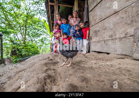 Familie in ihrer Hütte, Little Treasure, La Taña, Northern Transversal Strip, Quiché Departement, Guatemala. Stockfoto