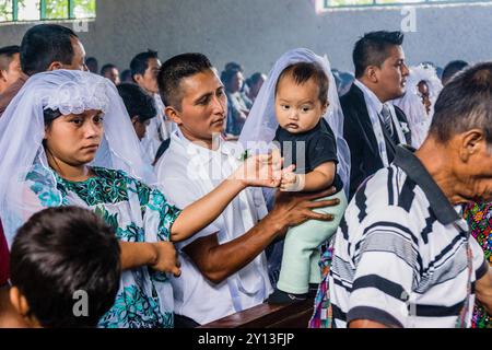 Feier von Hochzeiten in Lancetillo, La Parroquia, Reyna, Quiche, Guatemala, Zentralamerika. Stockfoto