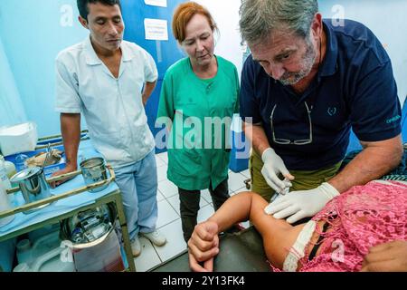 Entfernung von hormonellen Verhütungsmitteln, Lancetillo Gesundheitszentrum, La Parroquia, Quiche, Republik Guatemala, Zentralamerika. Stockfoto