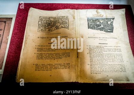 Heiliges Buch Popol Vuh, Museum des zentralen Platzes, Chichicastenango, Gemeinde des Departements El Quiché, Guatemala, Zentralamerika. Stockfoto