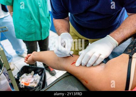 Entfernung von hormonellen Verhütungsmitteln, Lancetillo Gesundheitszentrum, La Parroquia, Quiche, Republik Guatemala, Zentralamerika. Stockfoto