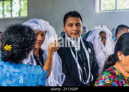 Feier von Hochzeiten in Lancetillo, La Parroquia, Reyna, Quiche, Guatemala, Zentralamerika. Stockfoto