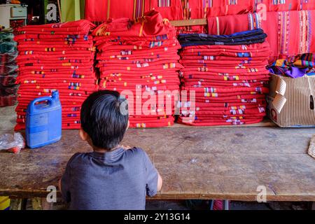 Textilgeschäft, traditioneller Markt, Nebaj, Quiché Department, Guatemala, Zentralamerika. Stockfoto