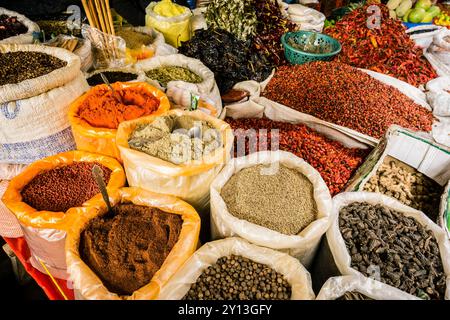 Gewürze, Stadtmarkt, Santa María Nebaj, Departement El Quiché, Guatemala, Zentralamerika. Stockfoto