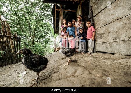 Familie in ihrer Hütte, Little Treasure, La Taña, Northern Transversal Strip, Quiché Departement, Guatemala. Stockfoto