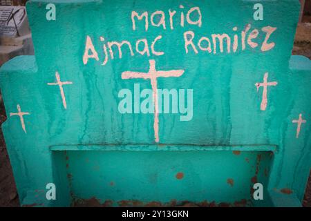 Farbige Gräber auf dem Friedhof, San Bartolomé Jocotenango, Gemeinde des Departements Quiché, Guatemala, Mittelamerika. Stockfoto