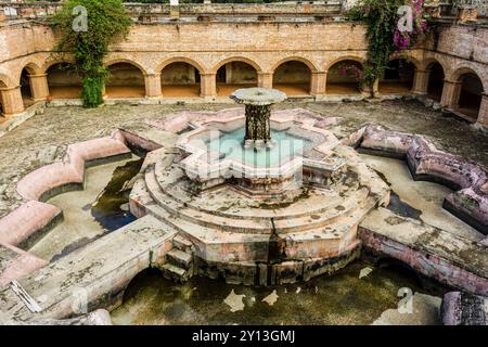 Pescados-Brunnen aus dem 18. Jahrhundert, im Kreuzgang des Mercedarienklosters, Ultrabarroco guatemalteco, XVI Jahrhundert, Antigua Guatemala, Departement Sacatepéquez, Guatemala. Stockfoto