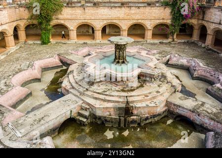 Pescados-Brunnen aus dem 18. Jahrhundert, im Kreuzgang des Mercedarienklosters, Ultrabarroco guatemalteco, XVI Jahrhundert, Antigua Guatemala, Departement Sacatepéquez, Guatemala. Stockfoto